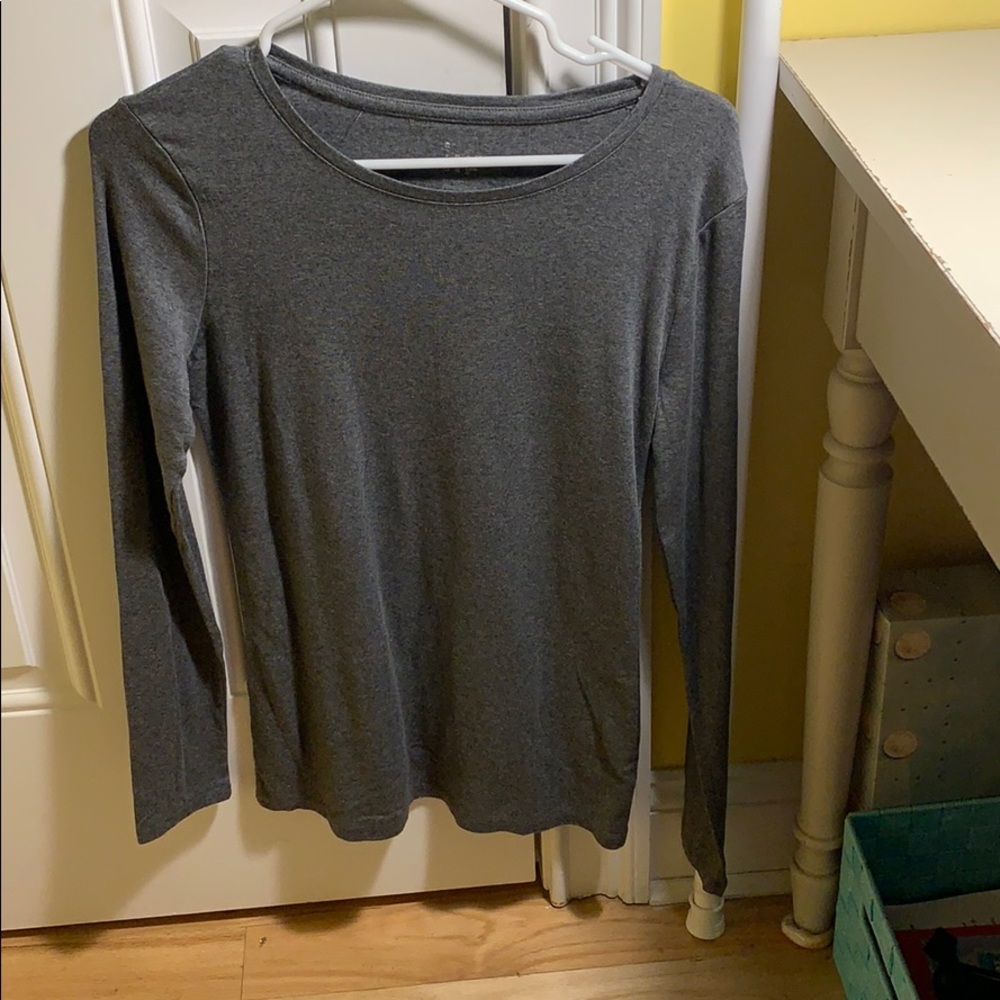 gray long sleeved shirt